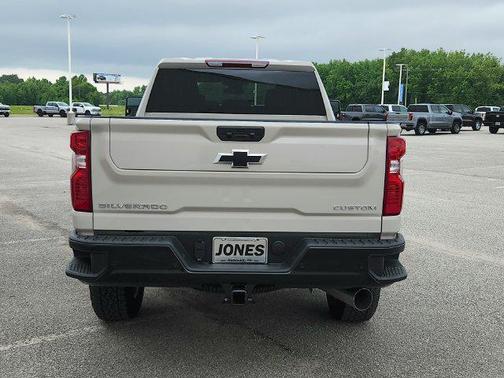 White Sands 2026 Chevrolet Silverado 2500 Custom