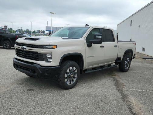 White Sands 2026 Chevrolet Silverado 2500 Custom