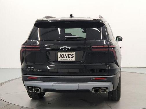 Mosaic Black Metallic 2026 Chevrolet Traverse LT