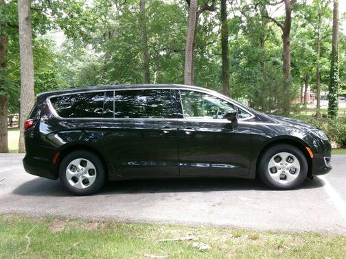 Brilliant Black Crystal Pearlcoat 2017 Chrysler Pacifica Hybrid Touring Plus