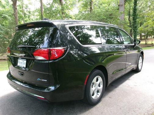 Brilliant Black Crystal Pearlcoat 2017 Chrysler Pacifica Hybrid Touring Plus