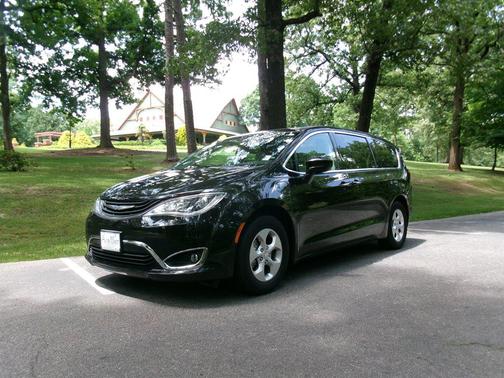 Brilliant Black Crystal Pearlcoat 2017 Chrysler Pacifica Hybrid Touring Plus
