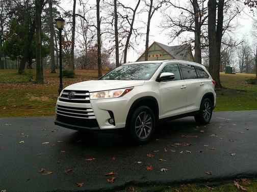 Blizzard Pearl 2019 Toyota Highlander XLE SUV