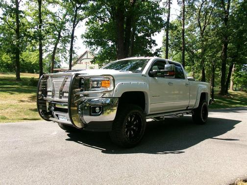 White 2018 GMC Sierra 2500 SLT