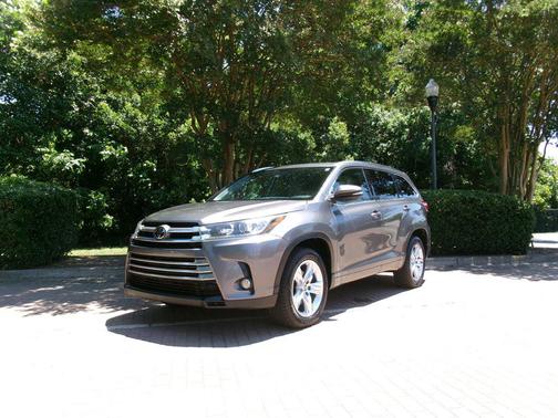 Grey 2018 Toyota Highlander Limited