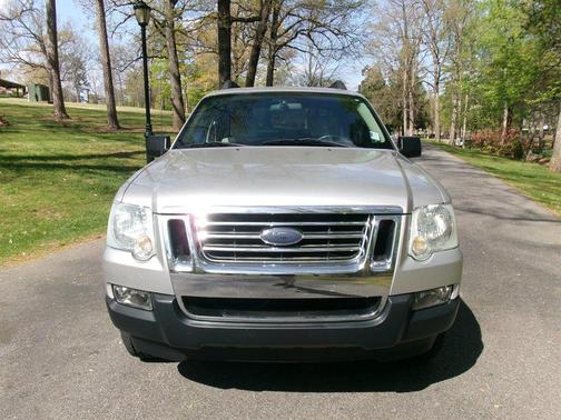 Silver 2008 Ford Explorer Sport Trac XLT
