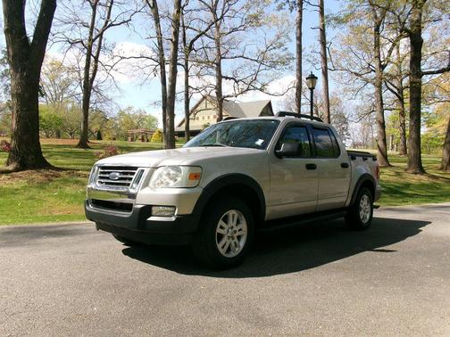 Silver 2008 Ford Explorer Sport Trac XLT