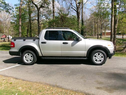 Silver 2008 Ford Explorer Sport Trac XLT
