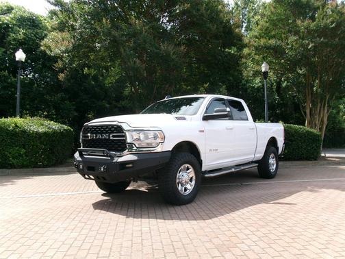 Bright White Clearcoat 2022 RAM 2500 Big Horn Crew Cab 4x4 6'4' Box