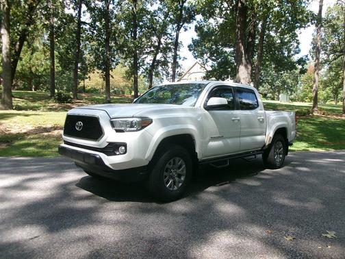 Super White 2016 Toyota Tacoma SR5 Truck