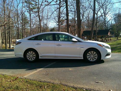 2016 Hyundai SONATA Hybrid SE