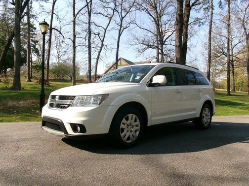 Vice White 2019 Dodge Journey SE