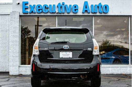 2014 Toyota Prius v Five