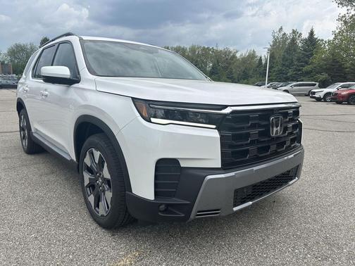 Platinum White Pearl 2026 Honda Pilot Touring 8-Passenger