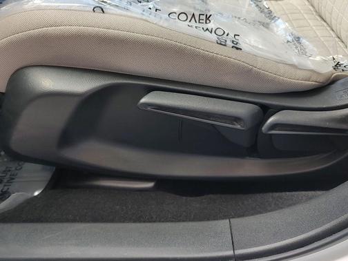 Platinum White Pearl 2024 Honda HR-V LX