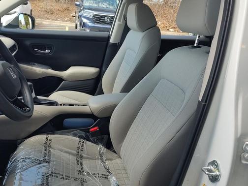 Platinum White Pearl 2024 Honda HR-V LX