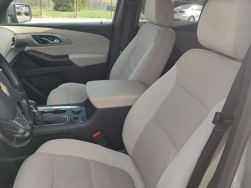 Sterling Gray Metallic 2023 Chevrolet Traverse LT Cloth
