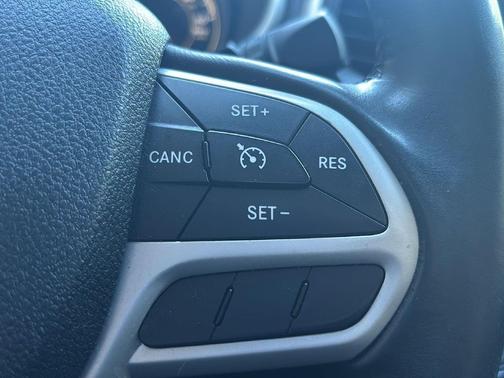 Diamond Black Crystal Pearlcoat 2017 Jeep Cherokee Latitude