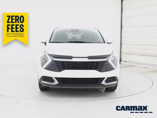 White 2024 Kia Sportage LX