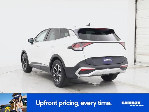 White 2024 Kia Sportage LX