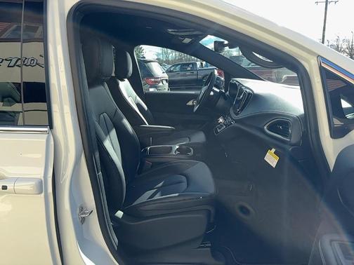 2026 Chrysler Pacifica Select AWD