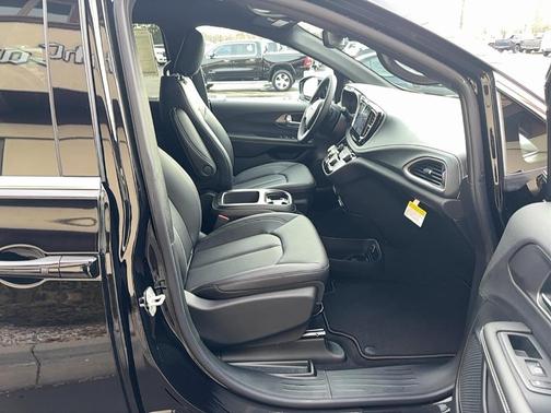 2026 Chrysler Pacifica Select AWD