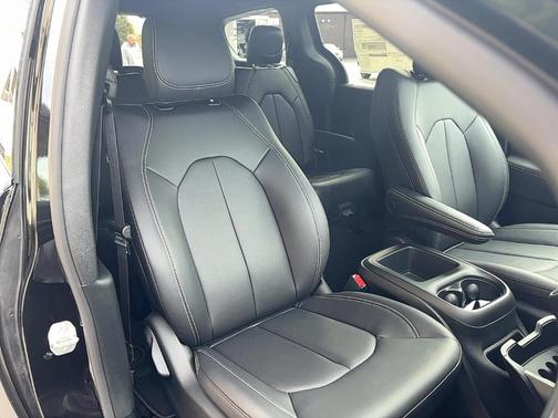 2026 Chrysler Pacifica Select AWD