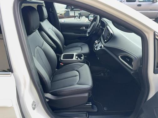2026 Chrysler Pacifica Select AWD