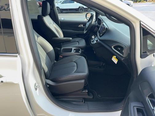 2026 Chrysler Pacifica Select AWD
