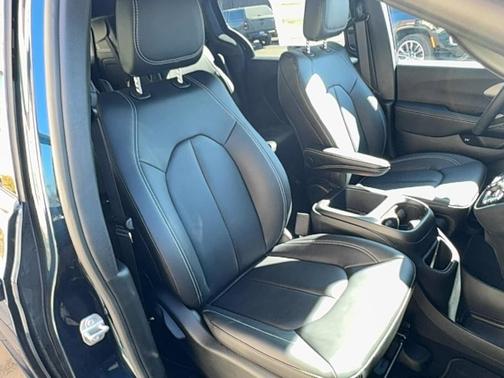 2025 Chrysler Pacifica Hybrid Select