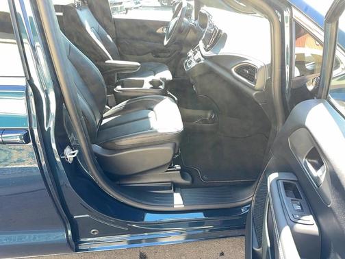 2025 Chrysler Pacifica Hybrid Select