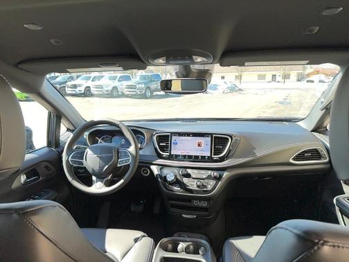 2025 Chrysler Pacifica Hybrid Select