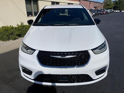 2026 Chrysler Pacifica Select AWD