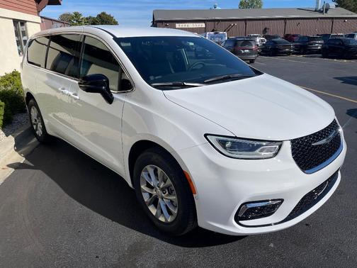 2026 Chrysler Pacifica Select AWD