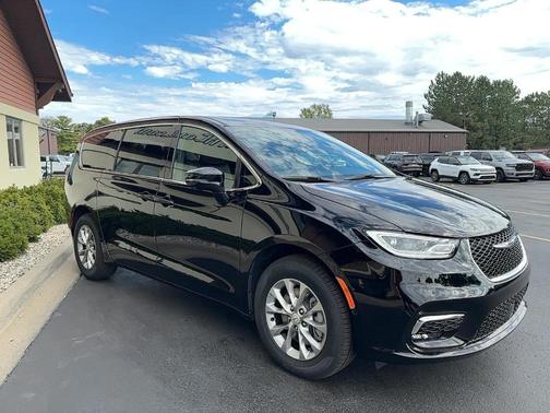 2026 Chrysler Pacifica Select AWD
