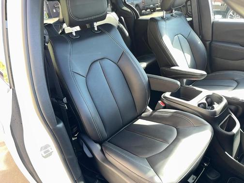 2025 Chrysler Pacifica Hybrid Select