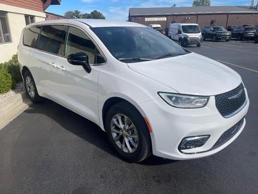 2026 Chrysler Pacifica Select AWD
