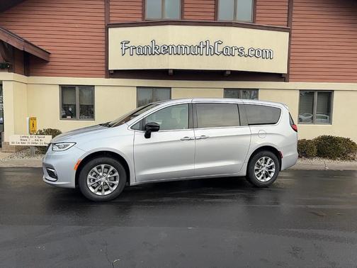 2026 Chrysler Pacifica Select AWD