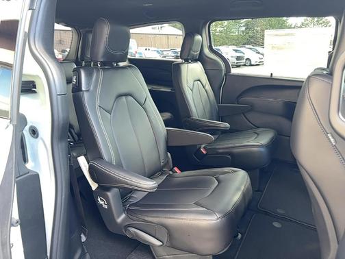 2026 Chrysler Pacifica Select AWD