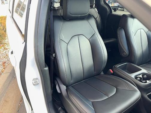 2026 Chrysler Pacifica Select AWD