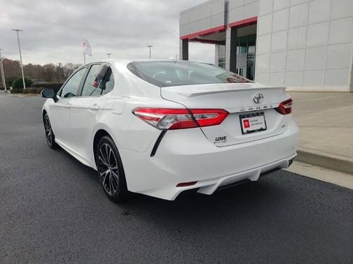 Photo 2 of 3 of 2020 Toyota Camry SE