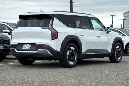 Snow White Pearl 2024 Kia EV9 Wind