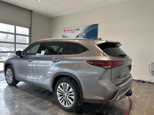 2026 Toyota Highlander Hybrid Platinum