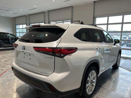 Wind Chill Pearl 2023 Toyota Highlander Hybrid Limited
