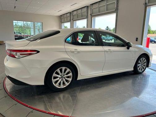 Super White 2018 Toyota Camry LE