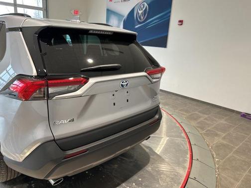2022 Toyota RAV4 Hybrid XLE