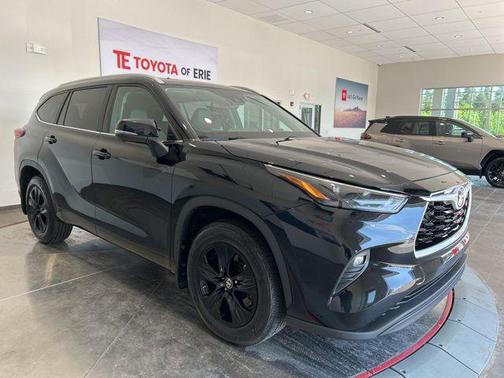 Midnight Black Metallic 2023 Toyota Highlander XLE