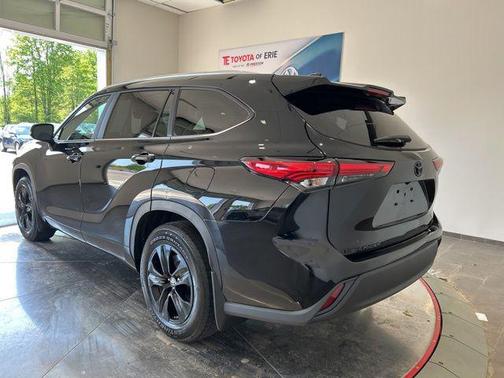 Midnight Black Metallic 2023 Toyota Highlander XLE