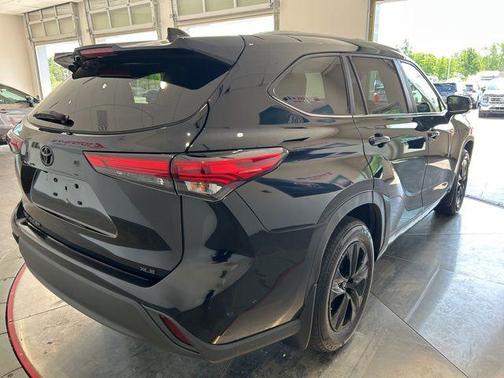 Midnight Black Metallic 2023 Toyota Highlander XLE
