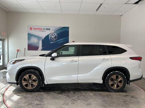 Wind Chill Pearl 2023 Toyota Highlander Hybrid XLE